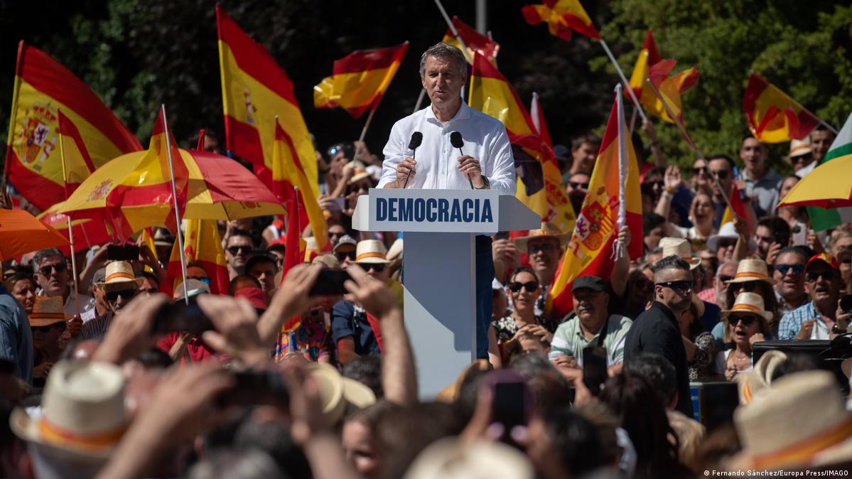 Spain to Grant Legal Residency to Hundreds of Thousands of Undocumented Immigrants