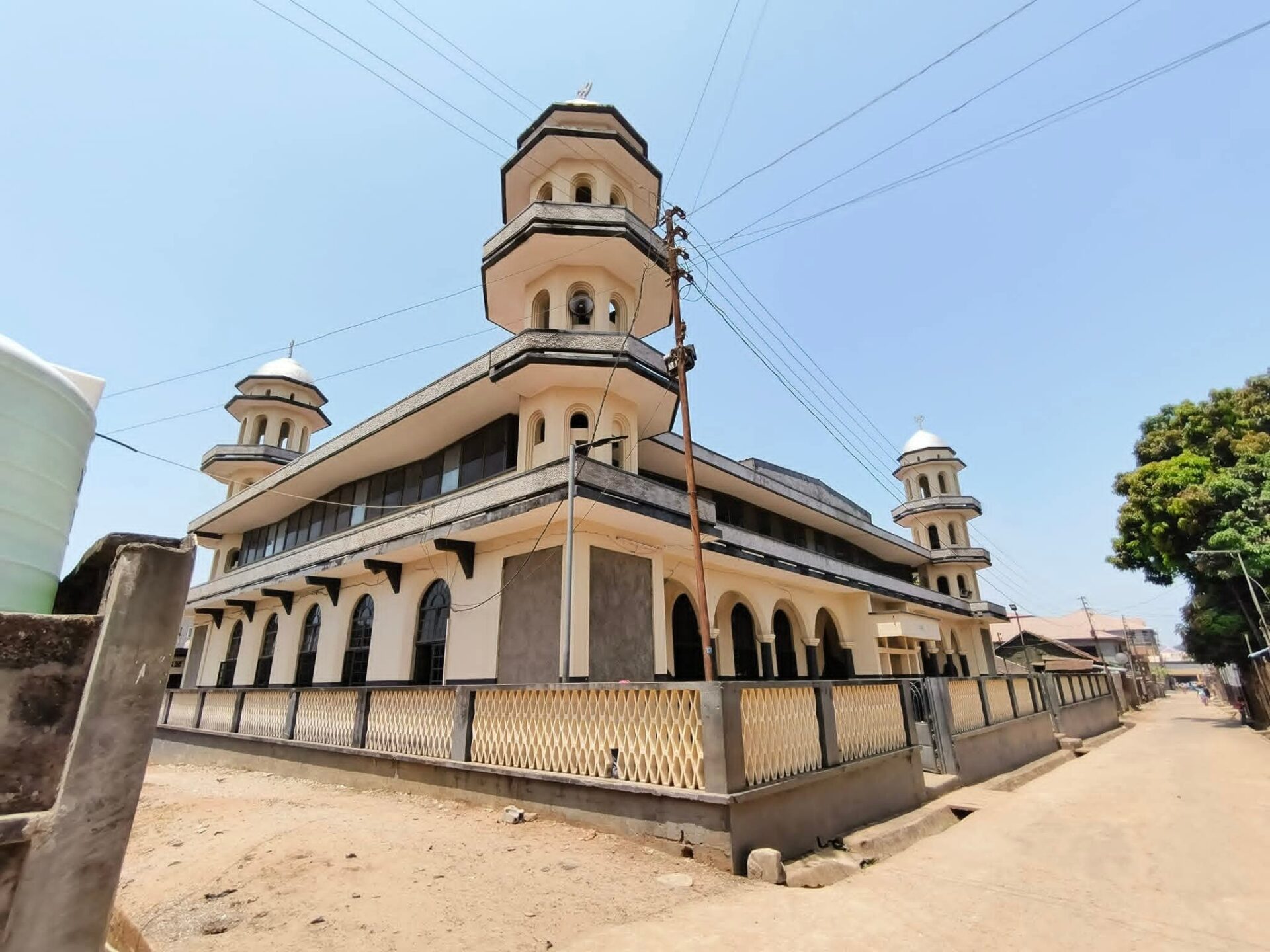 In Sierra Leone, Christians and Muslims are celebrating Lent and Ramadan together, highlighting the country’s tradition of religious harmony despite political divisions.