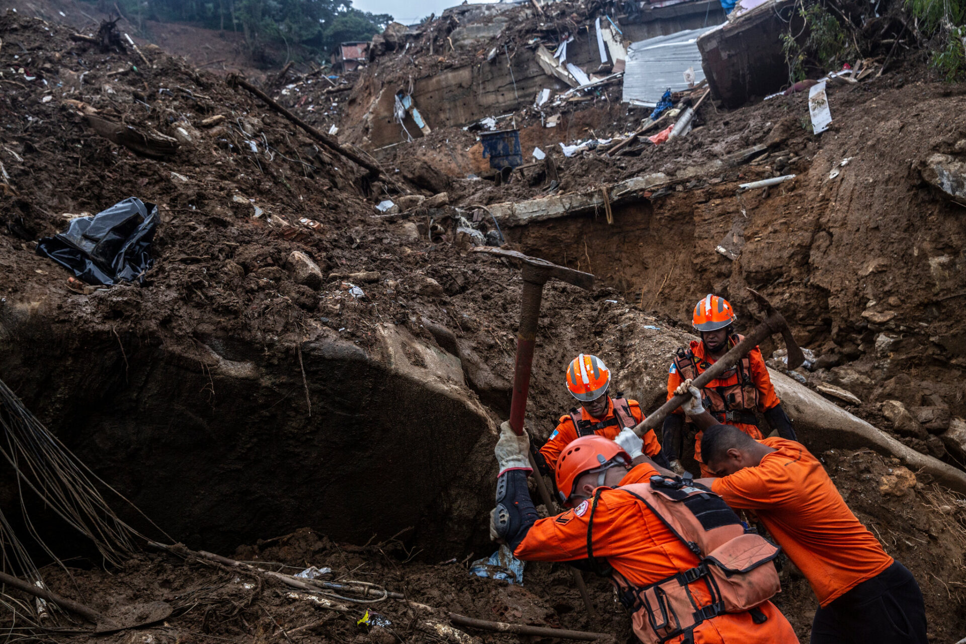 Juiz de Fora Struggles with Mudslide Aftermath as Rescue Efforts Continue