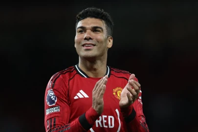 Carrick hails Casemiro and Fernandes after vital Man Utd win