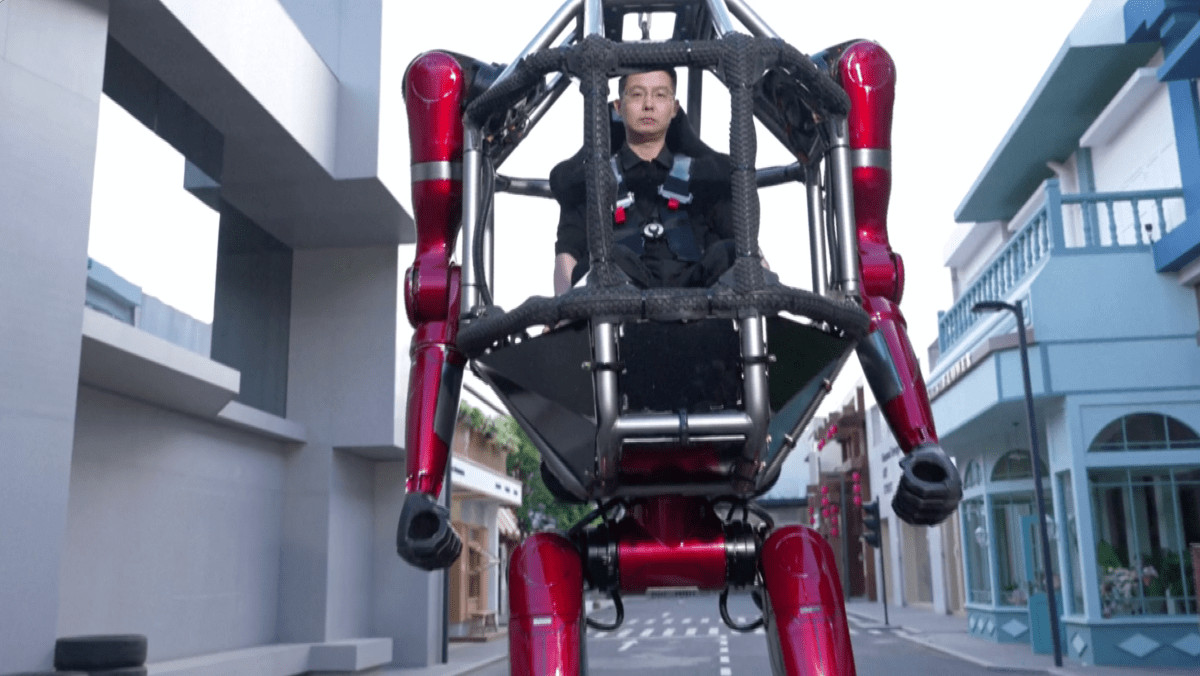 Chinese firm unveils ‘transformer’ style manned robot