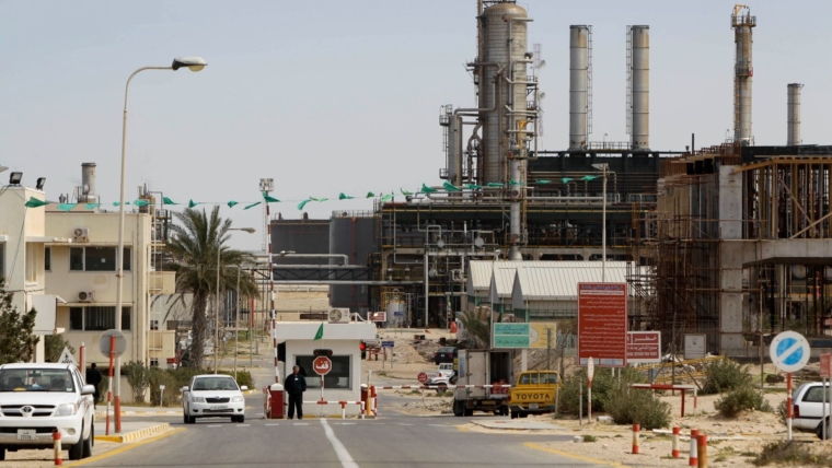 Libya’s largest oil refinery halts operations during fighting