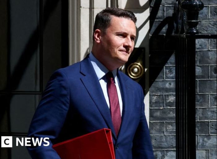 Watch: Reporters shout questions at ministers leaving No